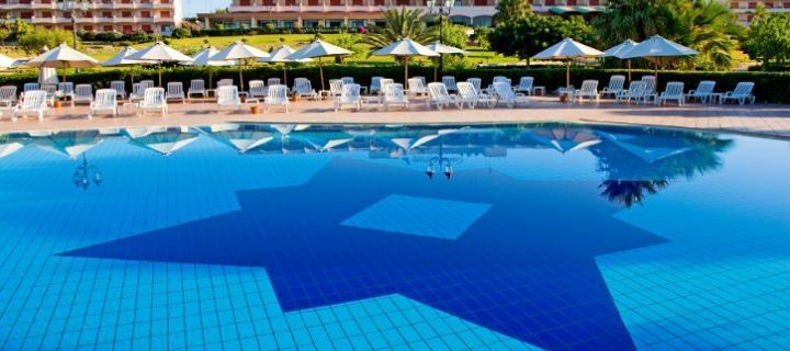 Hotel Conte di Cabrera – Swimming pool and garden